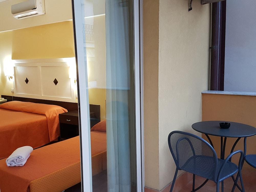 Hotel Orizzonte Letojanni Bagian luar foto