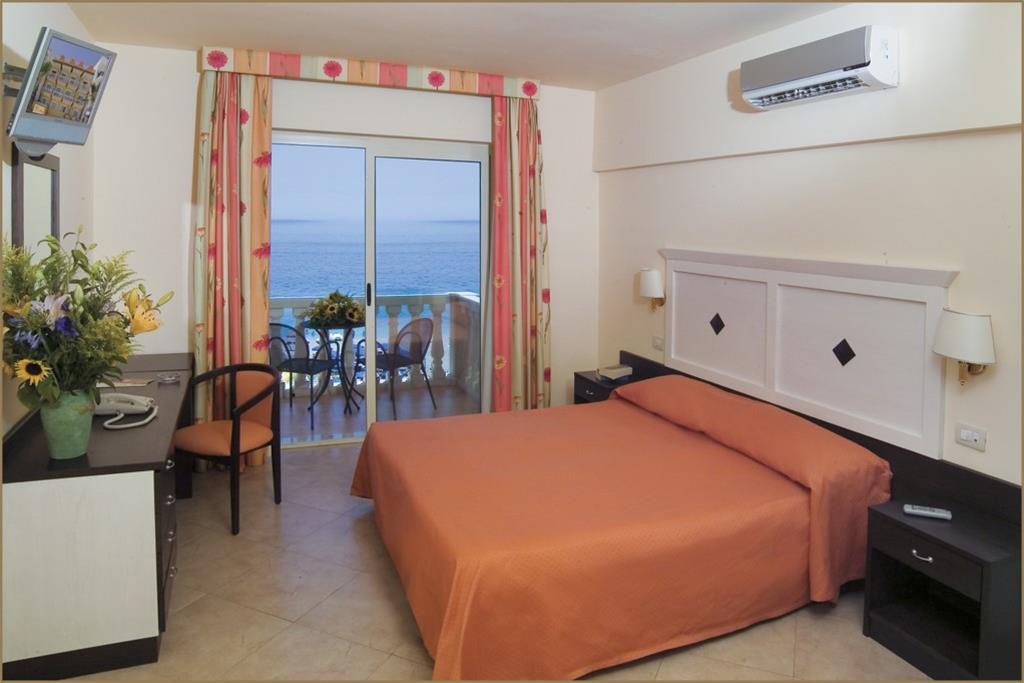 Hotel Orizzonte Letojanni Bagian luar foto